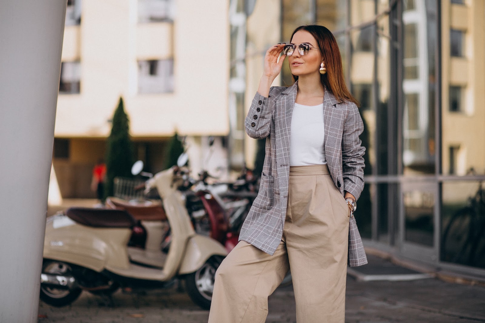 Por que a calça de alfaiataria feminina é uma peça essencial em qualquer guarda-roupa?