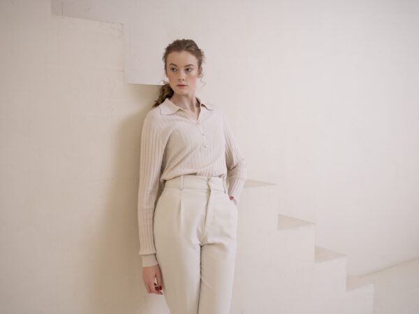Como transformar o look básico com camisa lisa feminina em algo extraordinário?