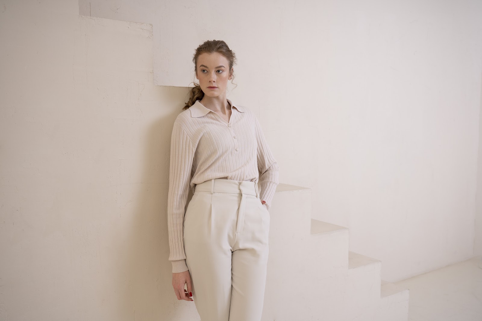 Como transformar o look básico com camisa lisa feminina em algo extraordinário?