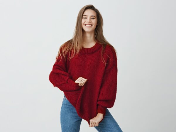 Blusa gola redonda feminina: Descubra como a peça pode transformar seu look