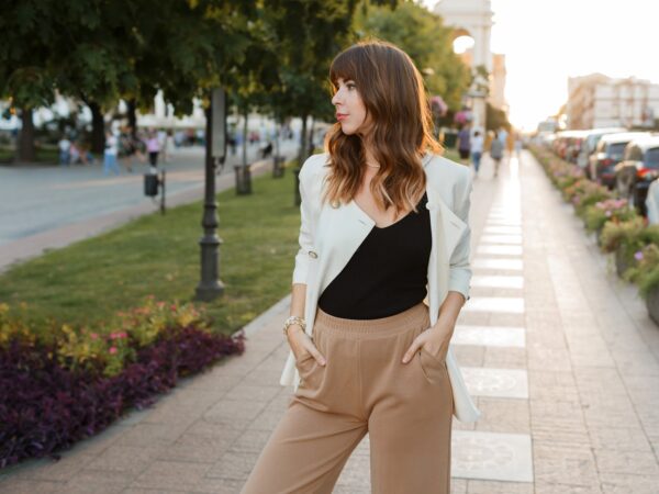 Calça reta feminina: Dicas para acertar na escolha e agregar estilo ao seu look